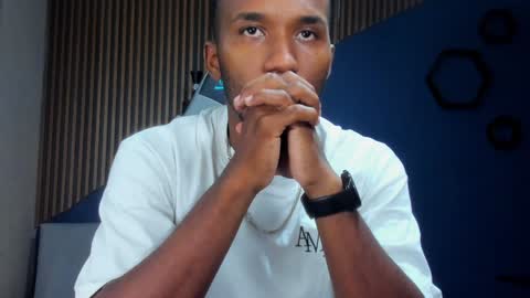 Snapshot of jamesparck chatting on January 2025 09:32:01 PM James online show from January 2025 09:32:01 PM