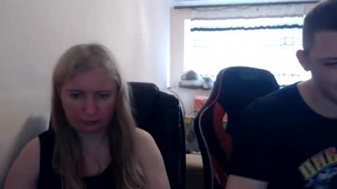 Snapshot of jenisandpeter chatting on June 2026 06:33:02 AM JenisAndPeter online show from June 2026 06:33:02 AM