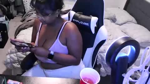 Snapshot of jigglypineapples chatting on September 2025 12:32:02 AM goldenbaby online show from September 2025 12:32:02 AM