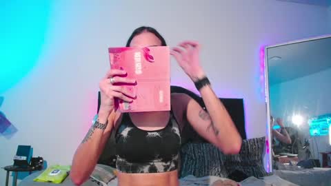 Joa Isaza     online show from April 2026 06:47:02 AM