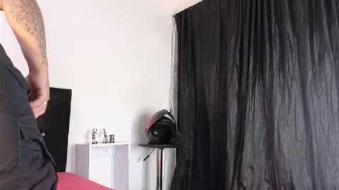 Snapshot of john_and_louis chatting on October 2025 11:10:01 AM John online show from October 2025 11:10:01 AM