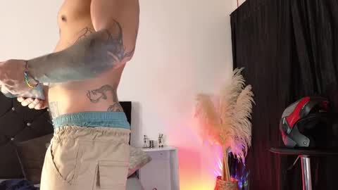 Snapshot of john_and_louis chatting on November 2025 11:09:02 AM John online show from November 2025 11:09:02 AM