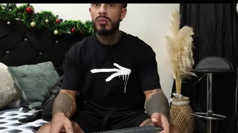 Snapshot of john_and_louis chatting on December 2025 11:04:02 AM John online show from December 2025 11:04:02 AM