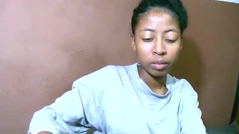 joliekah27 online show from March 2025 04:00:02 PM