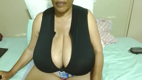 Snapshot of joycemando chatting on December 2025 02:06:02 AM DairyQueen online show from December 2025 02:06:02 AM