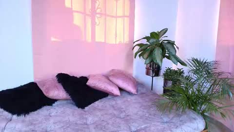 Jules and Gia online show from November 2025 08:14:01 PM