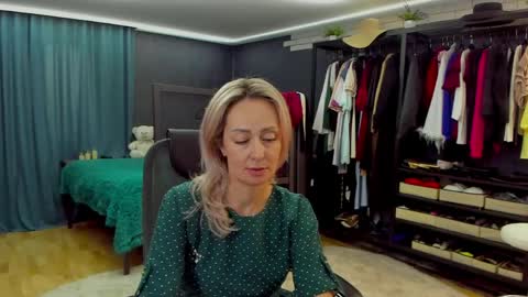 julia__cherry_ online show from April 2026 02:14:01 PM