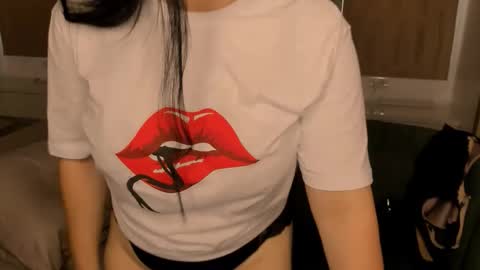 juliamillss online show from November 2025 12:21:02 AM