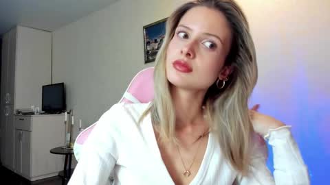 Snapshot of julie_flores chatting on October 2025 03:19:02 PM Julie online show from October 2025 03:19:02 PM