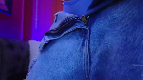 Snapshot of julieta_russell chatting on November 2025 11:54:02 AM Julieta online show from November 2025 11:54:02 AM