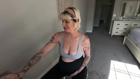 Snapshot of juliewets chatting on December 2024 05:29:02 PM Julie online show from December 2024 05:29:02 PM