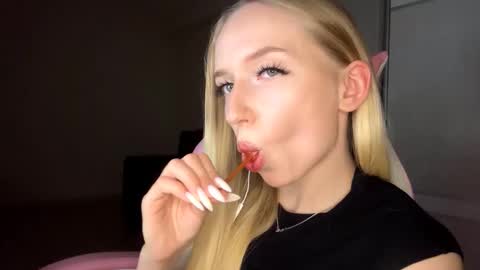 Snapshot of julissariecke chatting on November 2025 03:23:02 PM Sofie online show from November 2025 03:23:02 PM