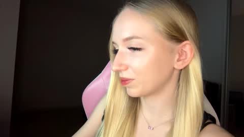 Snapshot of julissariecke chatting on November 2025 04:09:02 PM Sofie online show from November 2025 04:09:02 PM