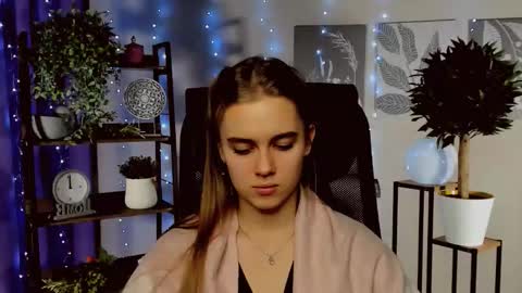 junewoods online show from December 2025 01:18:01 PM