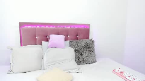 Snapshot of just_isa chatting on December 2024 04:57:02 PM Isa y Luci online show from December 2024 04:57:02 PM