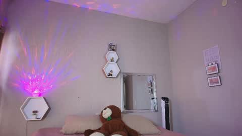 Snapshot of just_isa chatting on June 2026 05:07:01 PM Isa y Luci online show from June 2026 05:07:01 PM