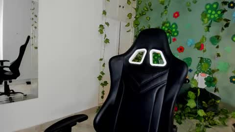 Mia online show from March 2026 12:03:01 AM