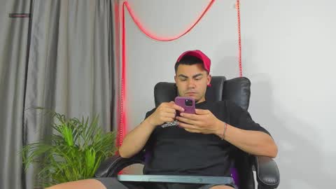 Snapshot of kalivan_voinesscu chatting on December 2025 08:08:02 AM K A L I online show from December 2025 08:08:02 AM