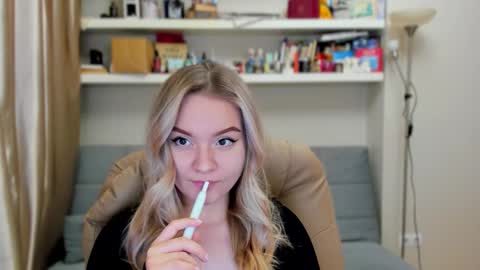 Snapshot of kara_smith_ chatting on November 2025 01:26:02 AM Kara. Off from 15th till 24th of December online show from November 2025 01:26:02 AM