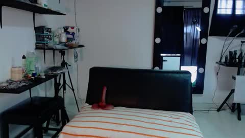 karlaluann online show from November 2025 01:10:02 PM