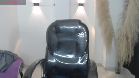 Snapshot of karlye_hot chatting on December 2025 02:19:01 AM KARLYE online show from December 2025 02:19:01 AM