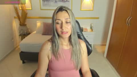 karlyy_ online show from November 2025 07:12:01 PM