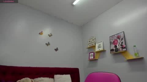 Paola online show from November 2025 01:00:02 PM