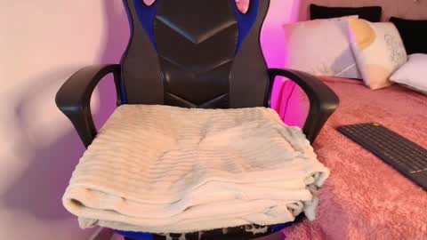 Snapshot of katy_van chatting on March 2025 06:05:01 AM Katy Van online show from March 2025 06:05:01 AM