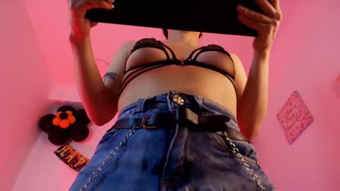 Snapshot of katy_van chatting on October 2025 08:42:01 PM Katy Van online show from October 2025 08:42:01 PM