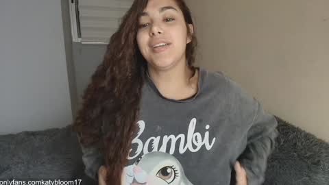 Snapshot of katybloom_ chatting on November 2025 02:00:02 AM online show from November 2025 02:00:02 AM