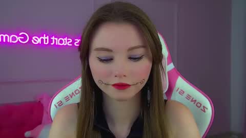 Keira online show from November 2025 06:30:02 PM