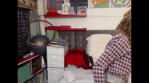 kelly online show from February 2025 08:33:01 PM