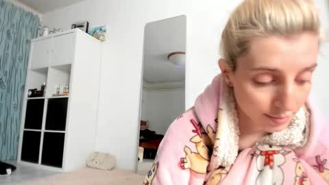 Kenzie online show from November 2025 02:33:01 PM