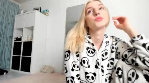 Kenzie online show from November 2025 04:23:02 AM