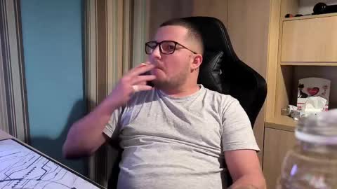 Kevinn online show from October 2025 08:33:01 PM
