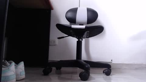     online show from November 2025 04:06:01 PM