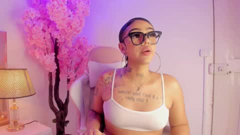 Khelany Isyy  online show from February 2025 01:40:01 AM