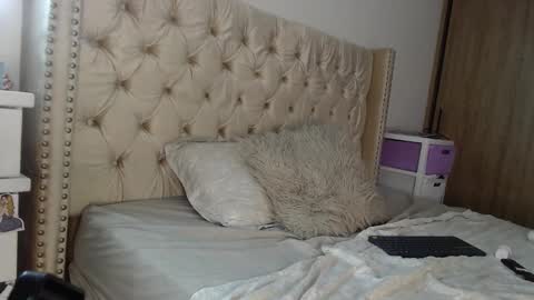 Snapshot of khloe33 chatting on February 2025 07:01:02 AM khloe33 online show from February 2025 07:01:02 AM