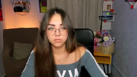kiki_swan online show from June 2026 07:18:02 PM