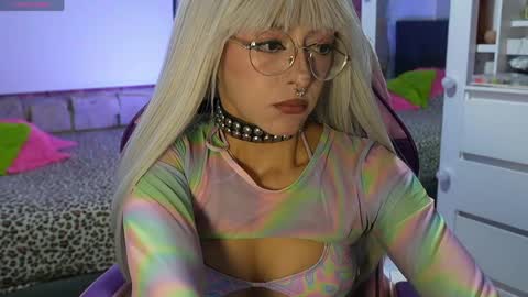 kiki online show from April 2026 09:41:02 PM