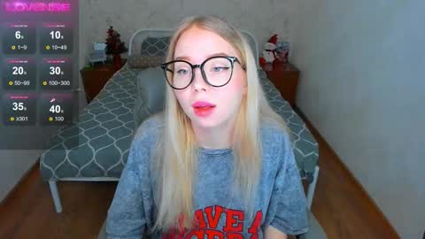 Snapshot of kim_girl_next_door chatting on December 2025 08:41:02 AM KIM online show from December 2025 08:41:02 AM