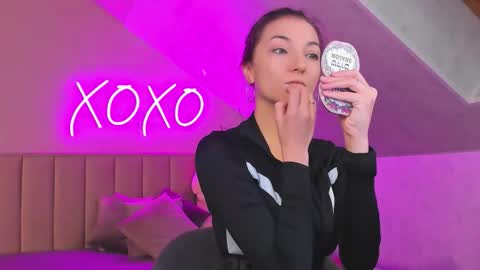 kimberlly_smith online show from November 2025 12:00:02 AM