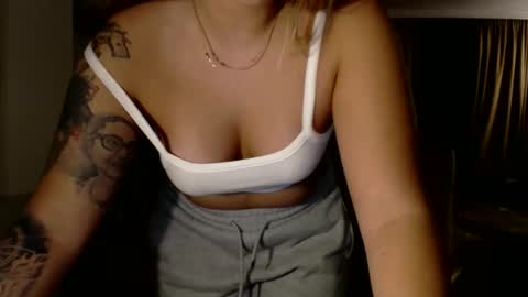 Kim Lee  online show from November 2025 07:04:02 PM