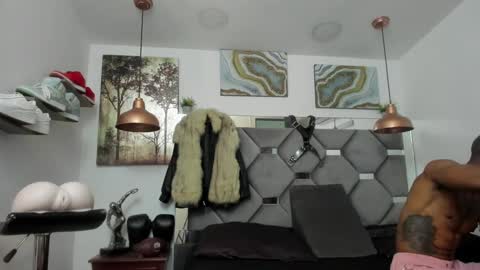 Snapshot of king_fitt_ chatting on January 2025 12:58:02 AM HOT MEN BLACK online show from January 2025 12:58:02 AM