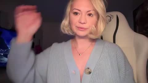 KiraDivine online show from December 2024 01:00:01 PM