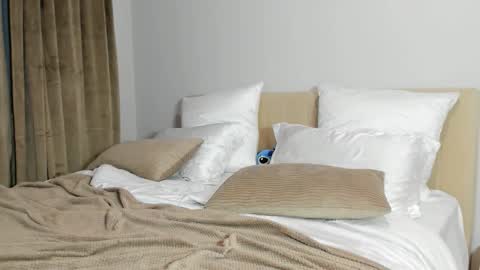 Kira online show from November 2025 05:28:02 PM