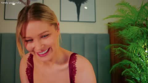 Snapshot of kirsten_xxx chatting on December 2024 09:01:01 PM Risha online show from December 2024 09:01:01 PM