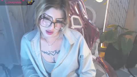 kitty_fox_b online show from October 2025 01:06:02 AM
