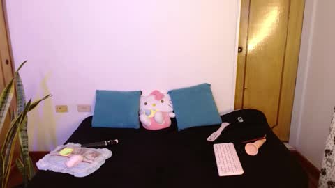 LAURA  help me reach 100likes online show from November 2025 05:02:01 PM