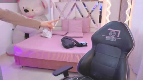 Snapshot of kittystar_tay chatting on November 2025 07:28:01 PM Kitty online show from November 2025 07:28:01 PM